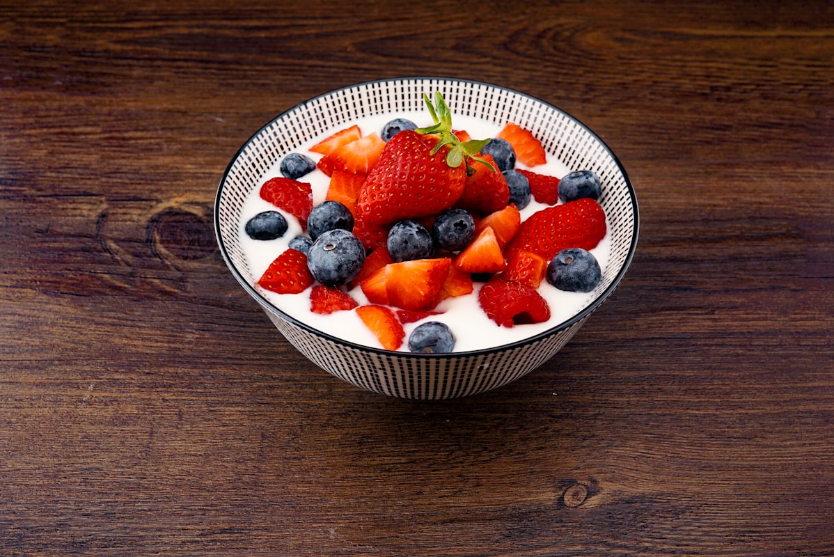Hombre saludable disfrutando de nutrición balanceada
